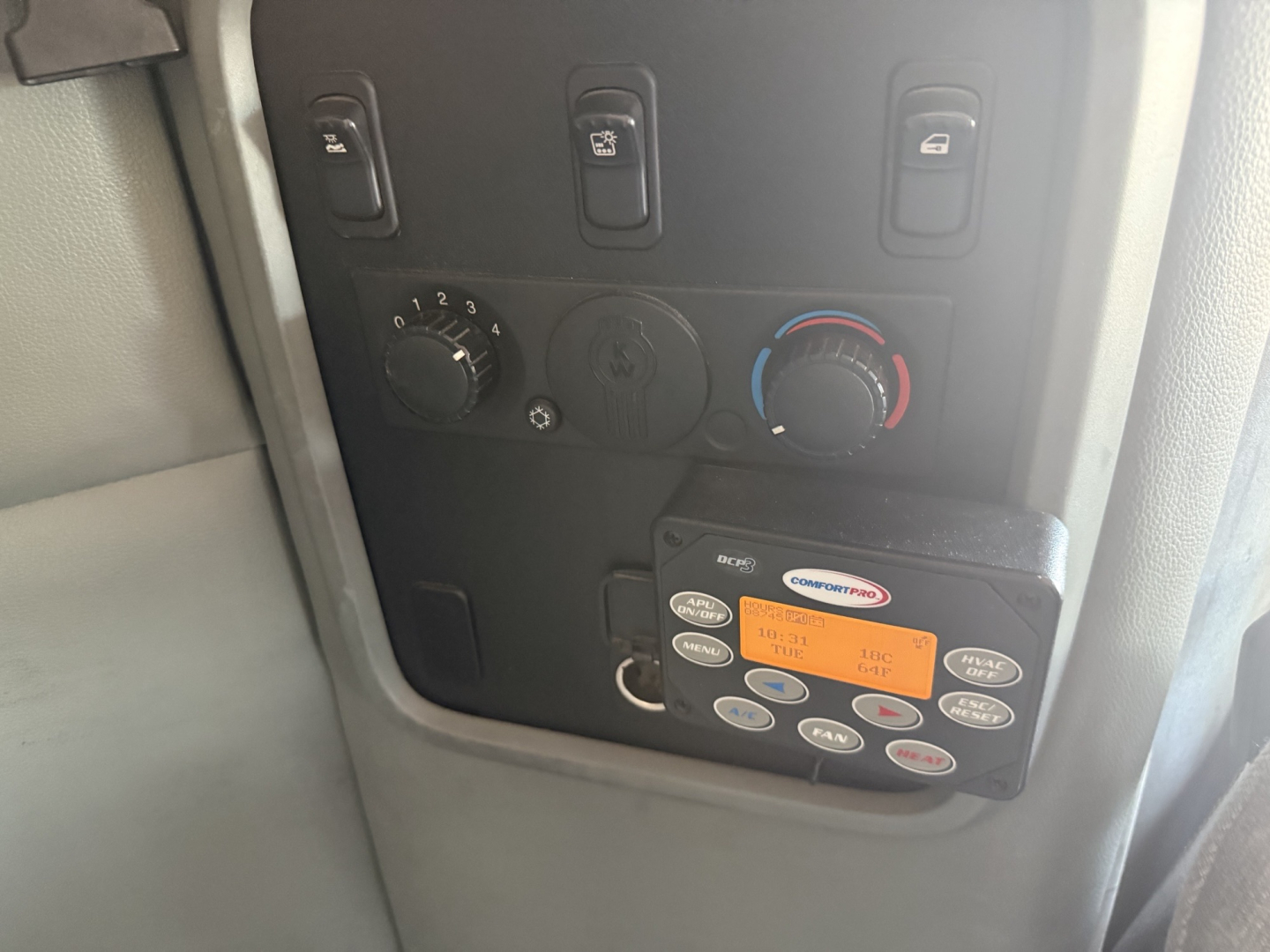 Kenworth T880 dash panel showing climate controls and auxiliary control panel with numeric display.