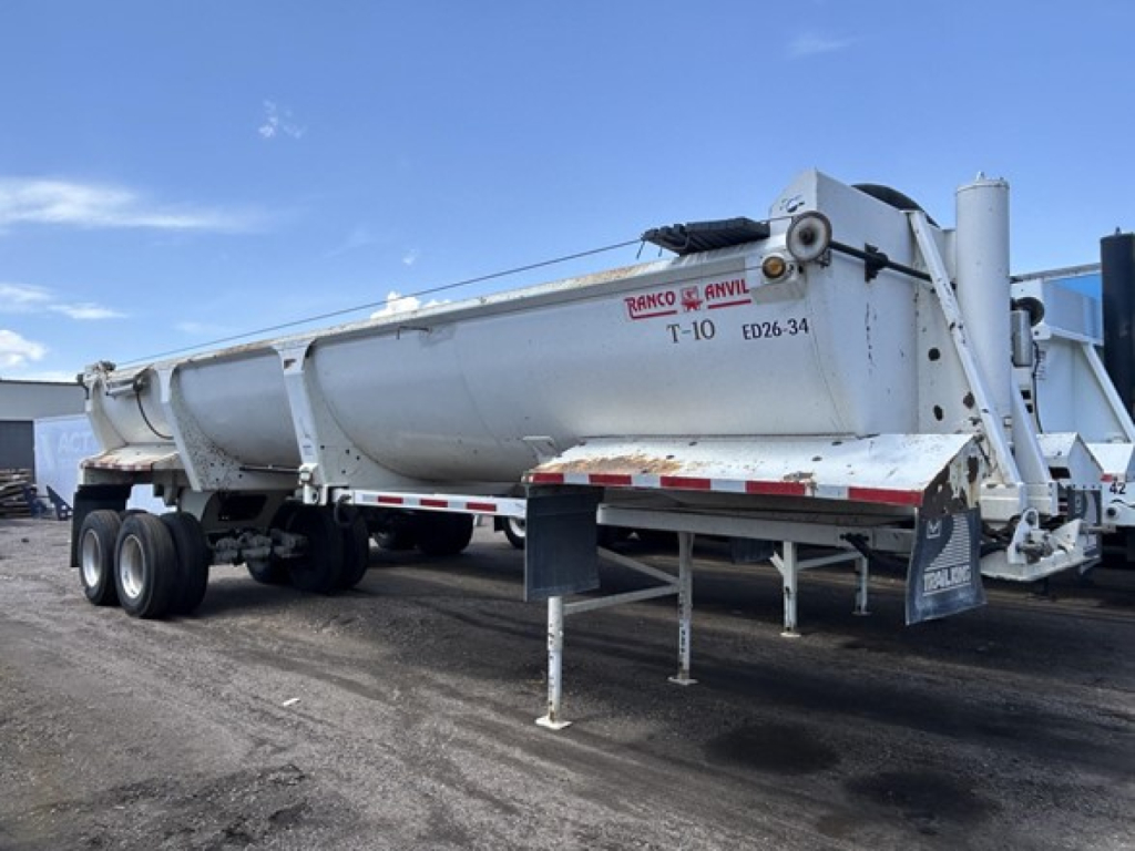 Dump trailer showing ED26-34 model and T-10 marking from Ranco, with empty payload hopper and landing gear visible.