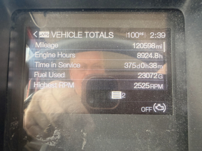Vehicle totals screen showing Mileage 120,598 mi, Engine Hours 8,924.8 h, Time in Service 375d 0h 38m, Fuel Used 23,072 G, Highest RPM 2,525 RPM, 100°F outside, 2:39 time