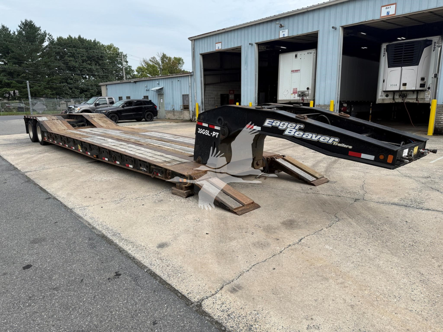 2016 Eager Beaver 35Gsl-Pt lowboy trailer showing hydraulic gooseneck and flatbed with ramps and decals