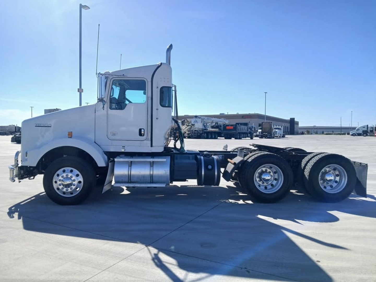 Kenworth T800 tractor side view showing cab, fuel tanks, and dual rear axles. No visible text on components.