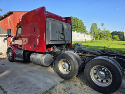 Peterbilt 579 conventional sleeper tractor rear view showing fuel tanks and access panels