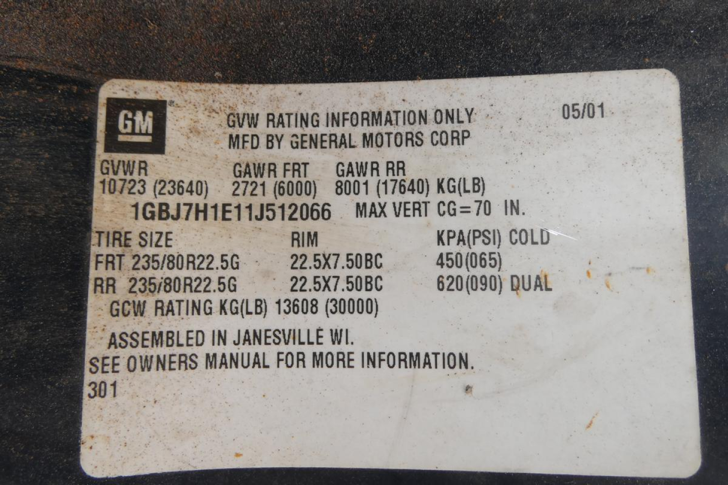 GM VIN tag showing GVWR, GAWR, tire sizes, rims, and max cold tire pressure. Text includes 'GVWR 10723 (23640) KG(LB)', 'GAWR FR 2721 (6000)', 'GAWR RR 8001 (17640) KG(LB)', 'TIRE SIZE FRT 235/80R22.5 G', 'RR 235/80R22.5 G', 'RIM 22.5X7.50