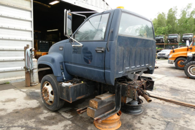 2001 Chevrolet C6500 cab and chassis viewed from rear-left showing missing front wheel and exposed underbody components.