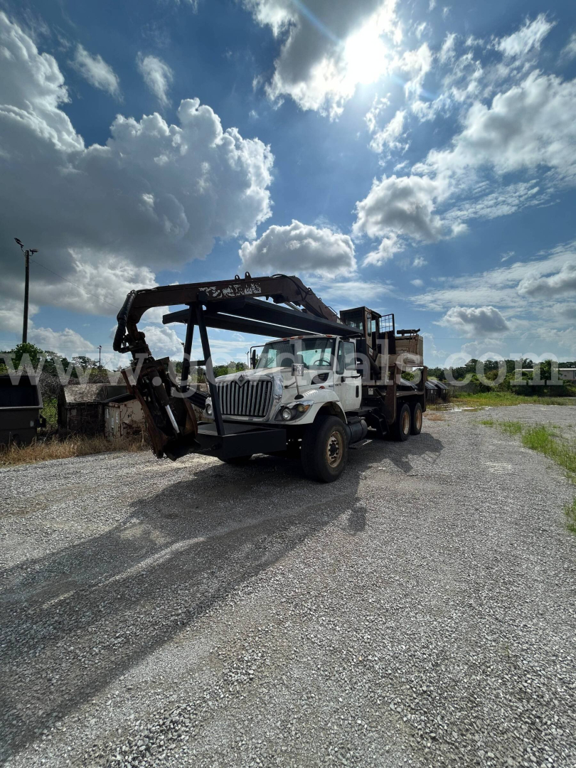 Truck in service with grapple arm raised, International 2008 74400BA, VIN 1HTWGAZT18J641871, stock 176-6575.