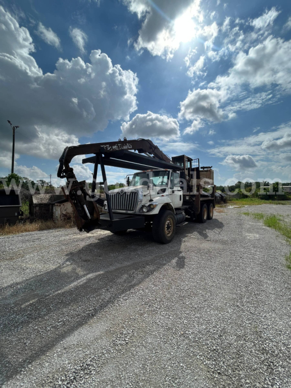 Truck in service with grapple arm raised, International 2008 74400BA, VIN 1HTWGAZT18J641871, stock 176-6575.