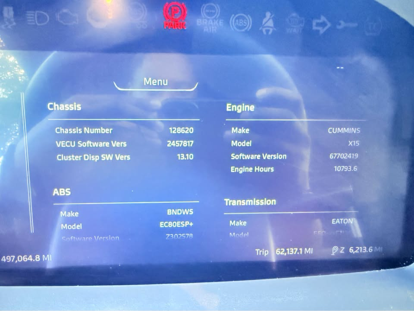 Kenworth T680 dashboard displaying chassis and engine information: Chassis Number 126620, VECU Software Vers 2457817, Cluster Disp SW Vers 13.10, ABS Make BNDWS, Model EBOES+P, Engine Make CUMMINS, Model X15, Software Version 67702419, Engi