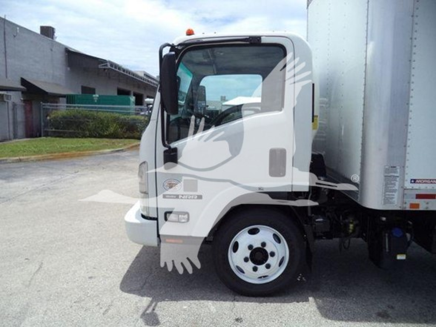 Isuzu NRR truck cab with white body and attached box, front-left view, VIN JALE5W165K7300719 visible on listing.