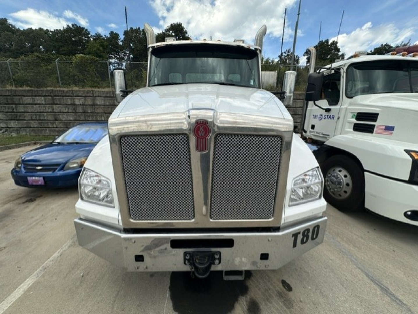 Kenworth T880 front view showing chrome grille and headlights; large bumper with hitch and 'T880' on passenger side.
