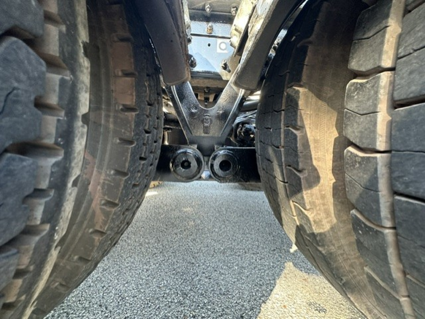 Kenworth T880 undercarriage with rear dual wheels and drive shaft visible