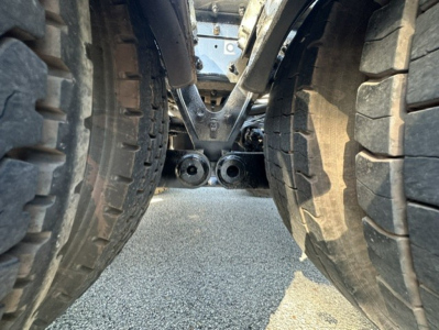 Kenworth T880 undercarriage with rear dual wheels and drive shaft visible