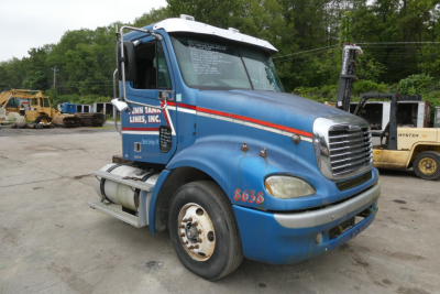 Truck cab showing Freightliner CL112 daycab with blue paint and white roof, VIN 1FUJF0DE76LW10874, stock 0315232, side graphic John Tank Lines Inc.
