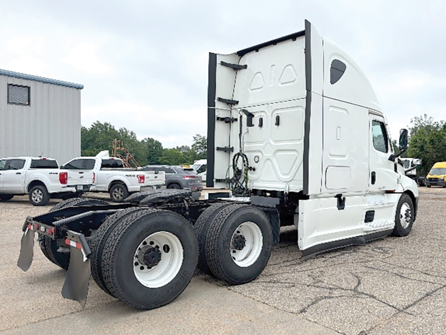 Freightliner Cascadia126 tractor rear view showing dual rear axles and fifth wheel mounting
