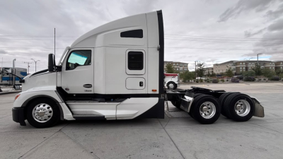 Kenworth T680 truck side view showing semi tractor with sleeper cab and rear axle dual-wheel configuration, VIN 1XKYDP9X8RJ220627, stock 0631007.