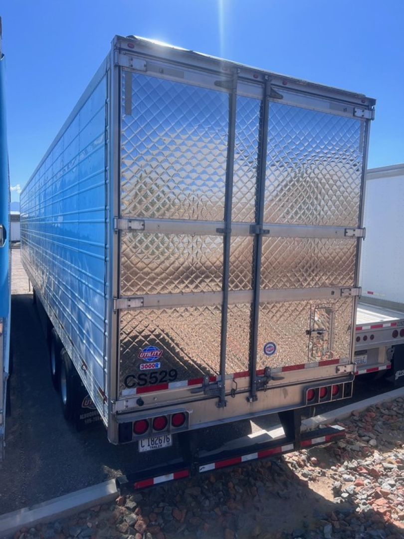Trailer back view of a 2022 Utility 3000R reefer trailer with diamond plate rear doors, dual hinges, and bumper lights, VIN 150116349797, stock 694022.