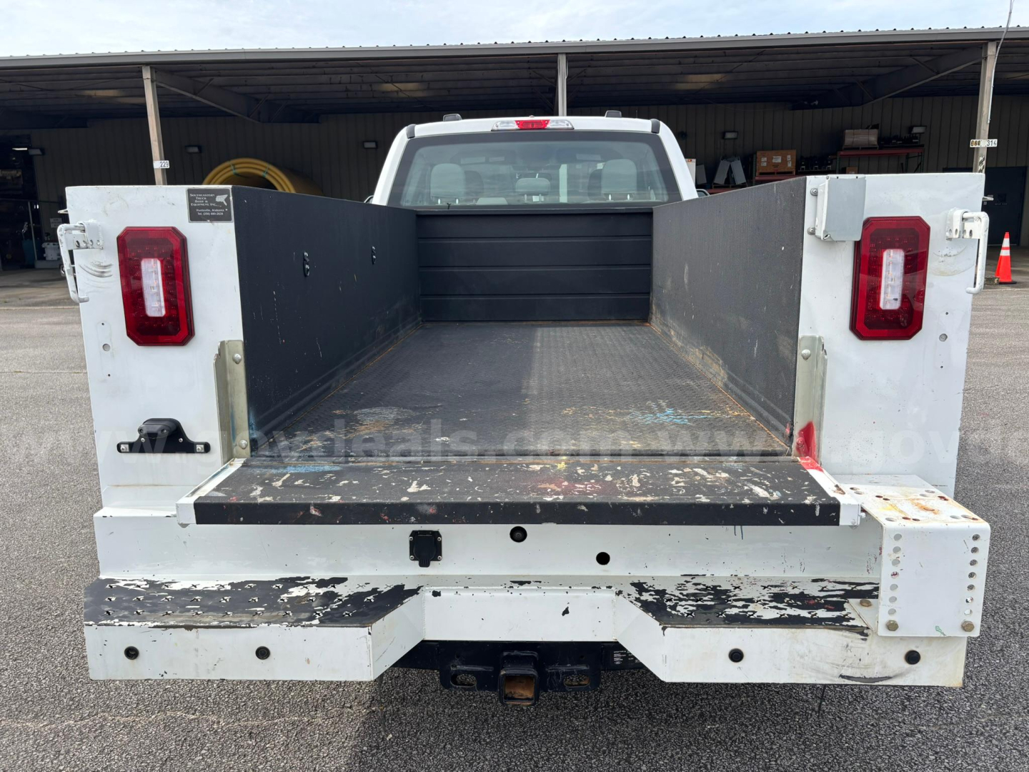 Ford F-250 utility truck bed with open flatbed area; tailgate and rear bumper visible.