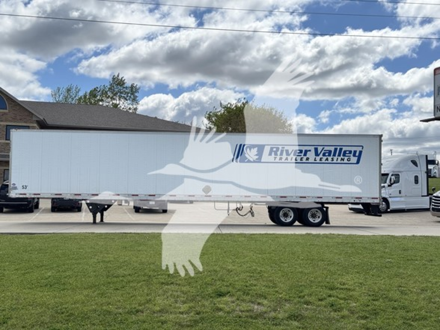 Trailer side of a 2014 Utility 4000Dx with a River Valley Trailer Leasing logo, white exterior, under a partly cloudy sky.