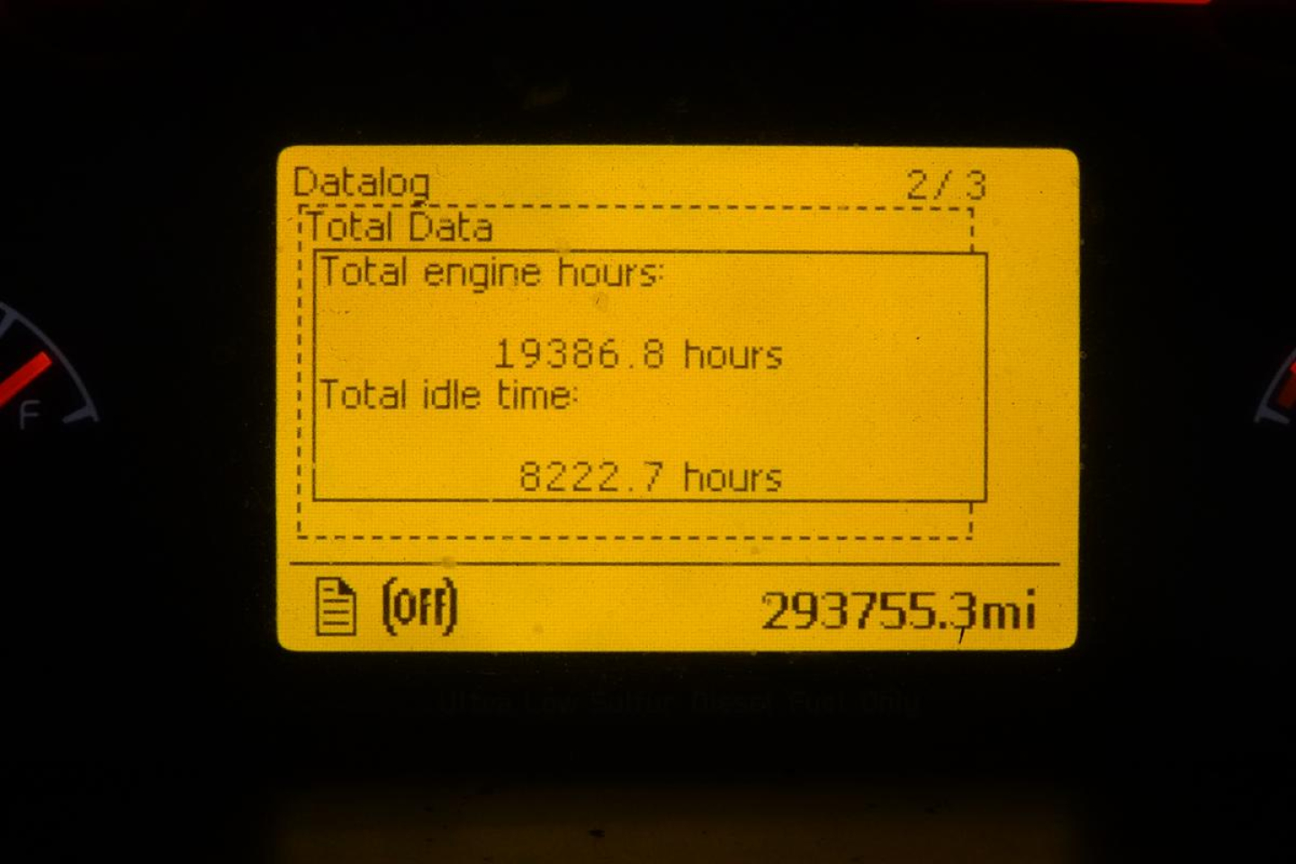 Dashboard display showing total engine hours 19386.8, total idle time 8222.7 hours, and 293755.3 miles in a Volvo VN/M truck.