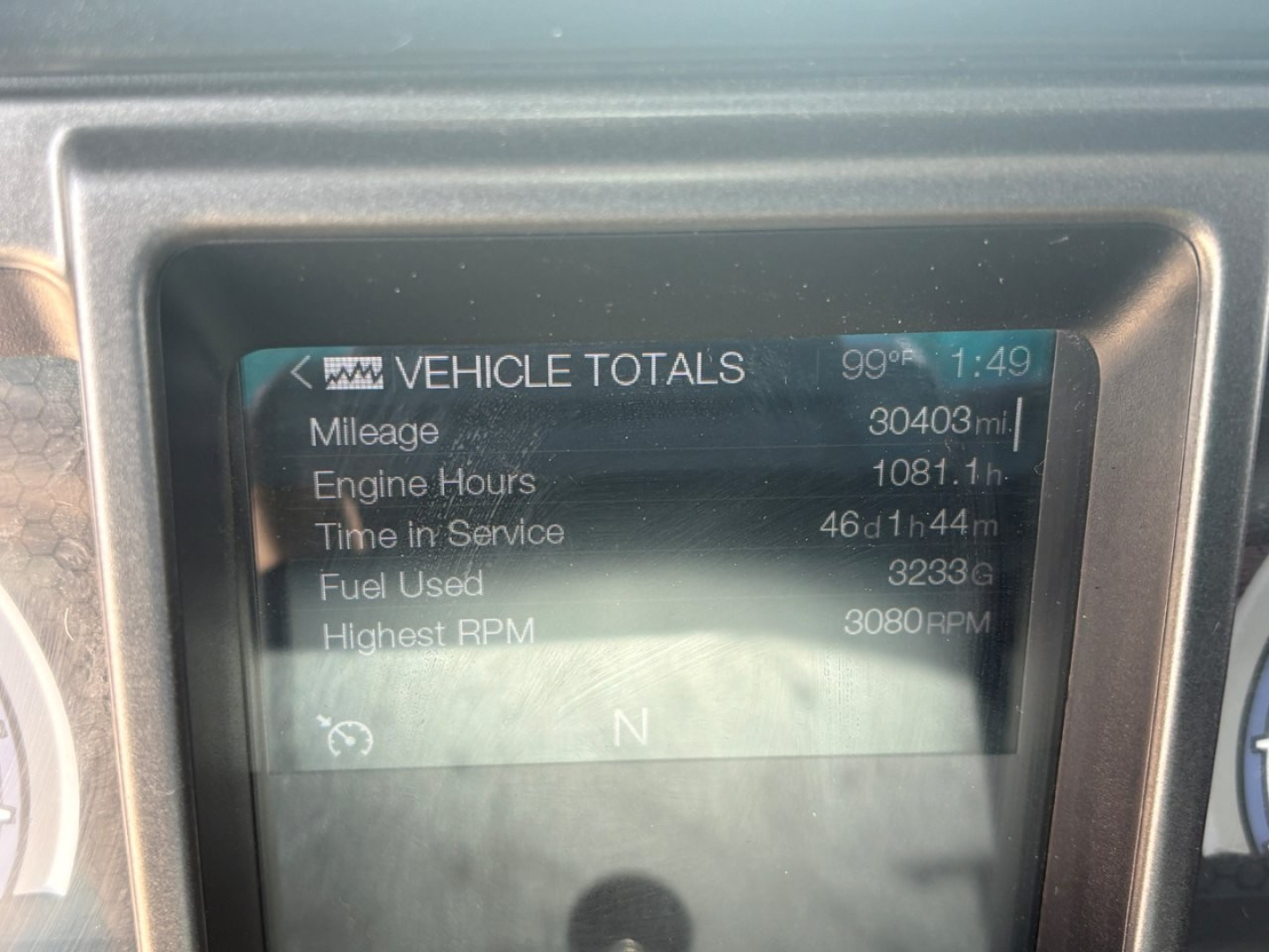 Vehicle totals display showing mileage 30403 mi, engine hours 1081.1 h, time in service 46d 14h, fuel used 3233 gal, highest RPM 3080 RPM on Mack MD6 dash screen.