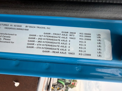 Label showing GVWR 29938 kg, GAWR front 9072 kg, GAWR rear 10433 kg, and 1M2GR3GC3MM021540 VIN on a blue frame plate.