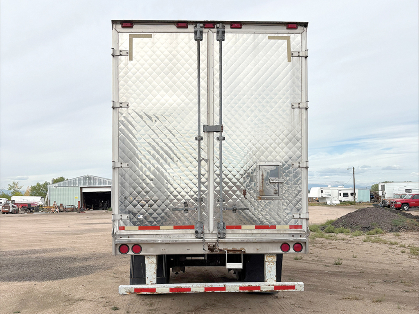 Rear view of a 2000 Dorsey aluminum refrigerated trailer with diamond-plate doors, dual rear doors, and bumper reflectors.