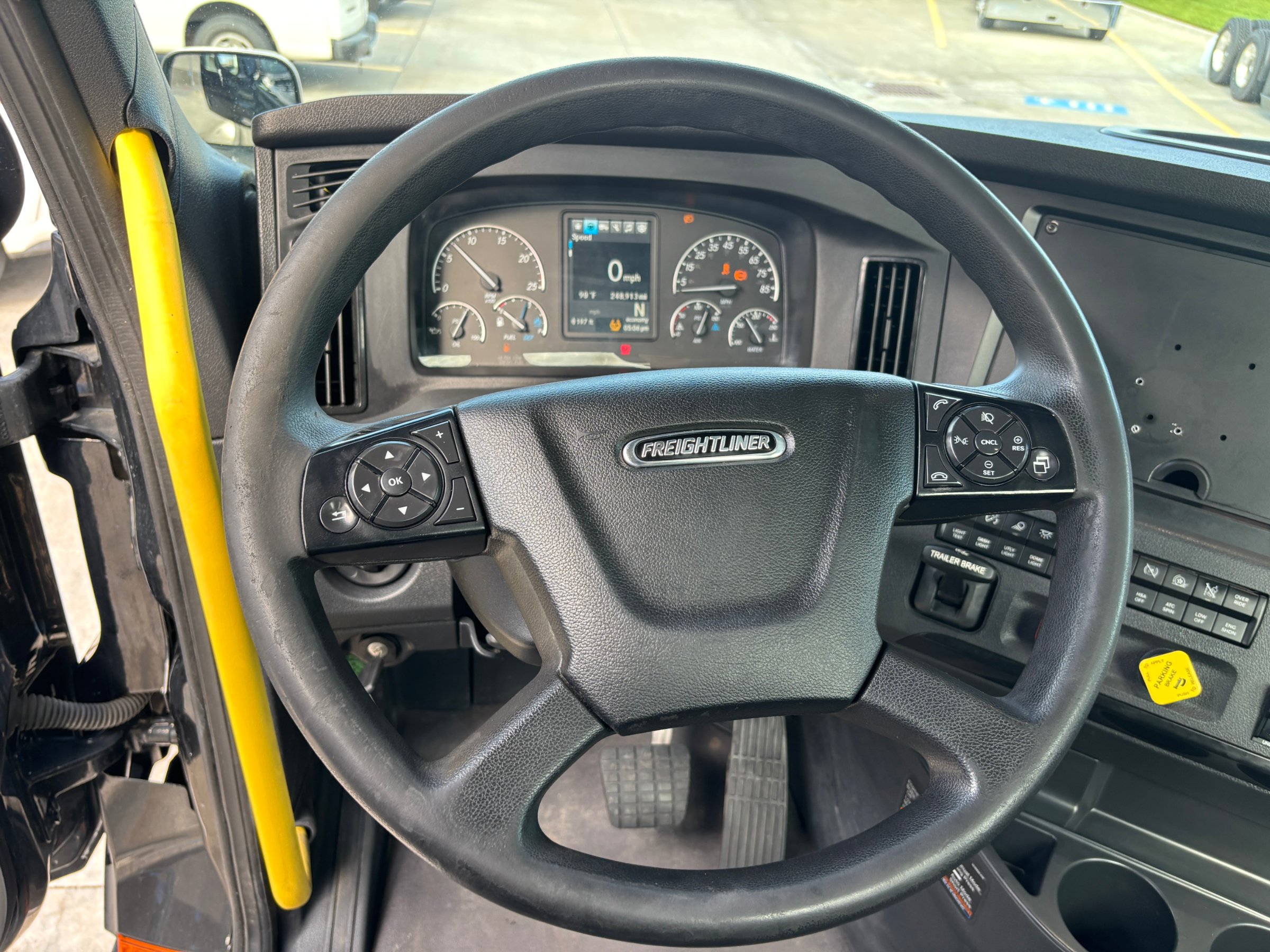 2023 Freightliner PE11664DC