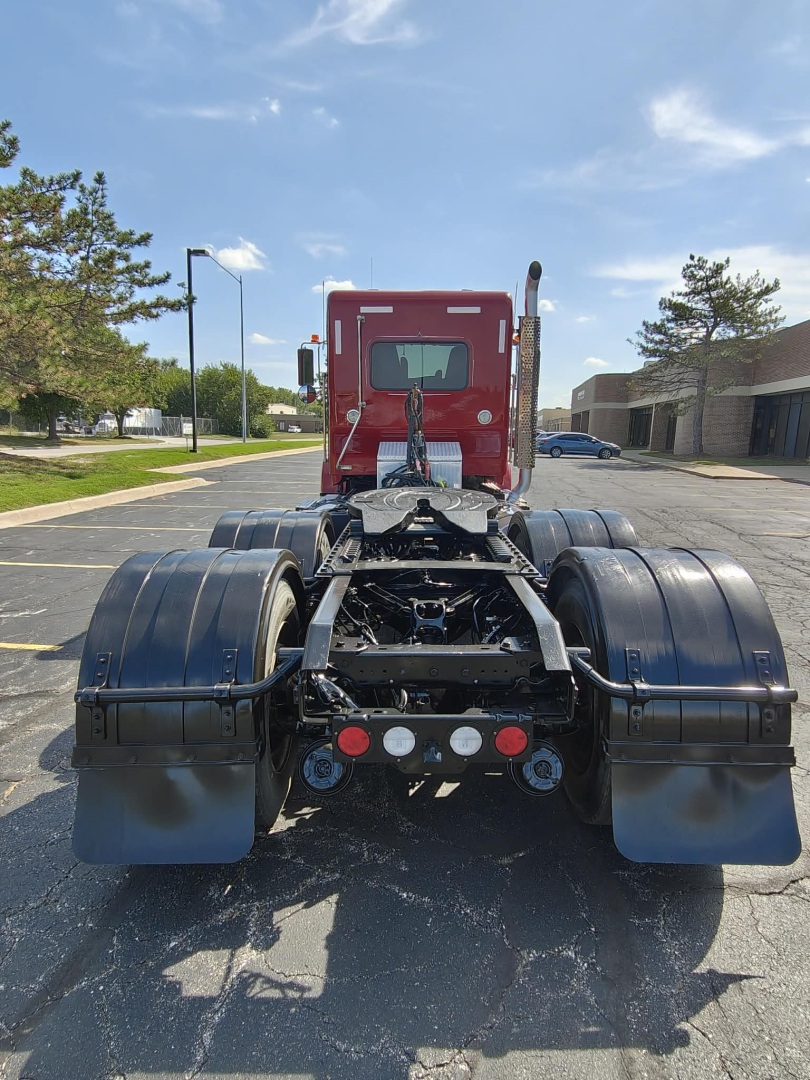Kenworth T800 truck tractor rear view showing fifth wheel area and dual rear axles with fenders