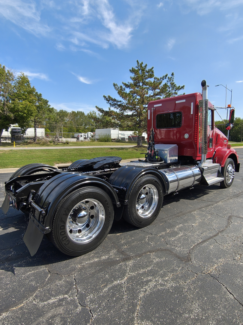 Kenworth T800 tractor rear and side view showing chassis and wheels.