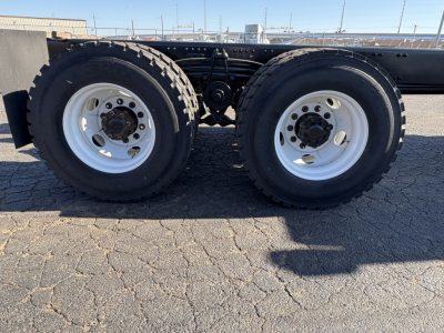 Dual rear truck wheels on a Volvo VHD64B300 chassis showing dual tires and wheel rims.