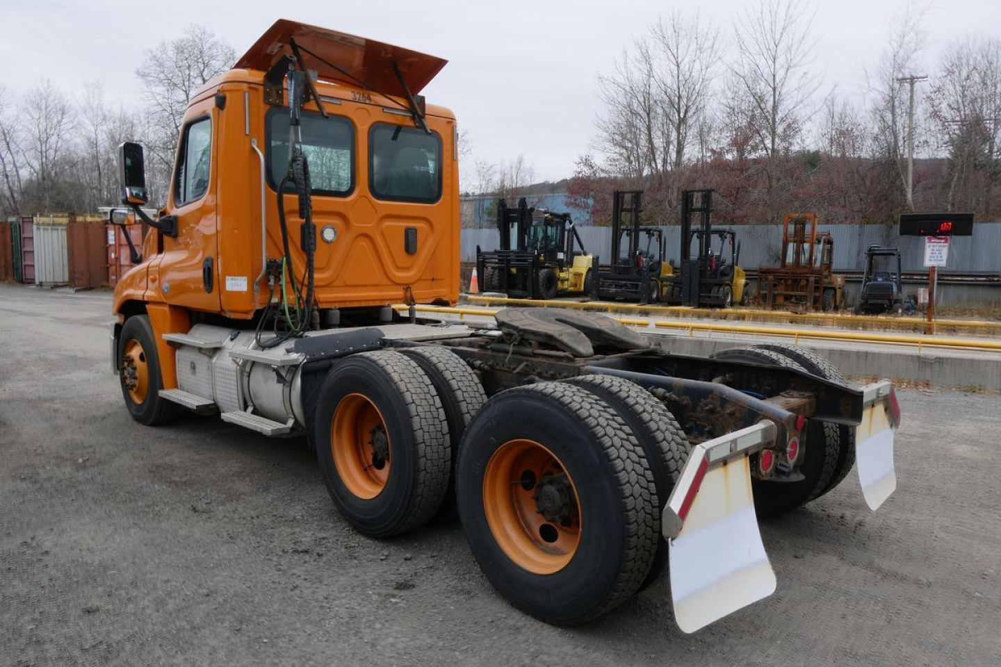 https://cdn.truckertotrucker.com/ad-photos/ec82ac0d-009a-42ca-9666-20fad7c12869/large/freightliner-cascadia-125-conventional-daycab-tractor-3481459.jpg?