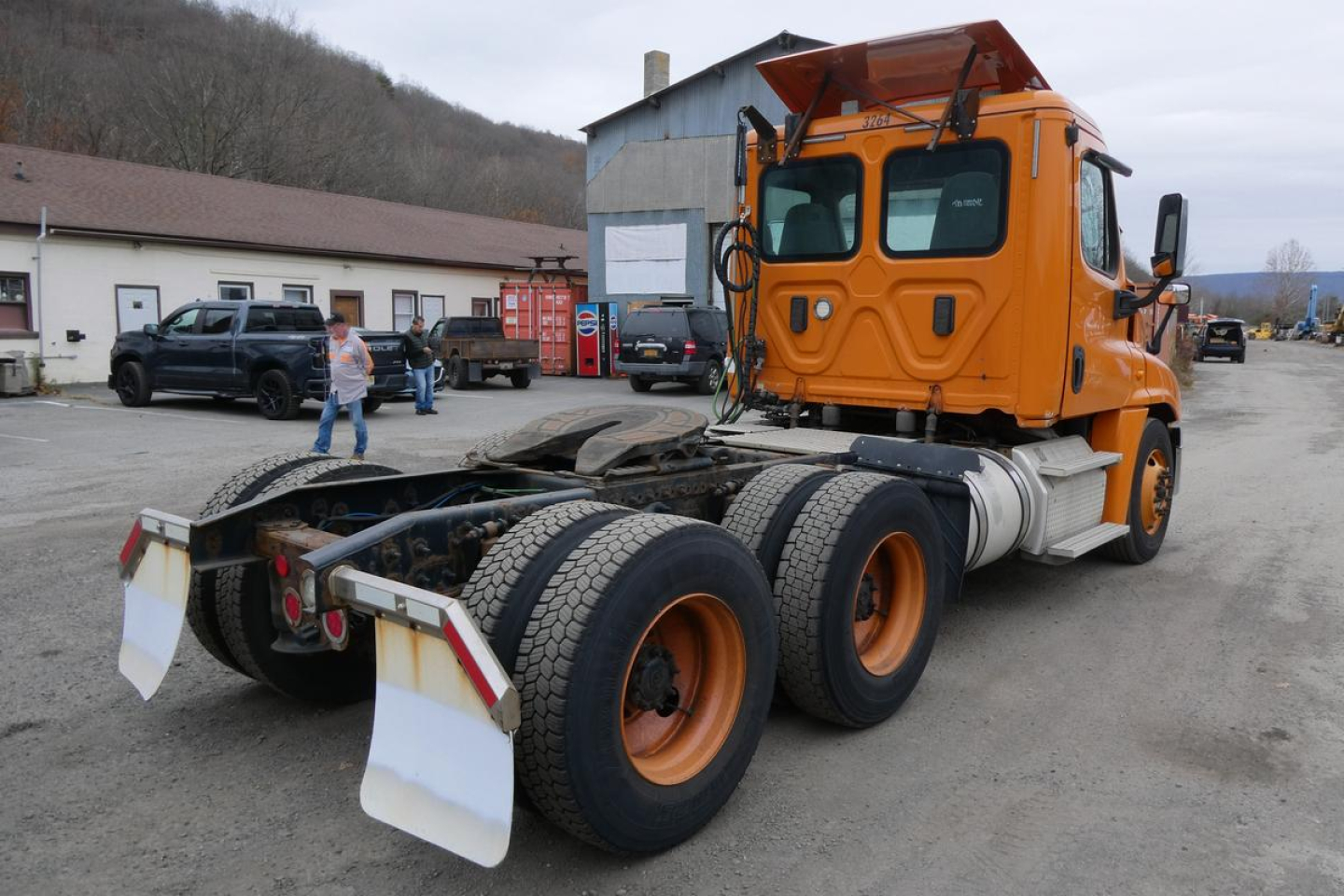 https://cdn.truckertotrucker.com/ad-photos/ec82ac0d-009a-42ca-9666-20fad7c12869/large/freightliner-cascadia-125-daycab-tractor-rear-left-3481460.jpg?
