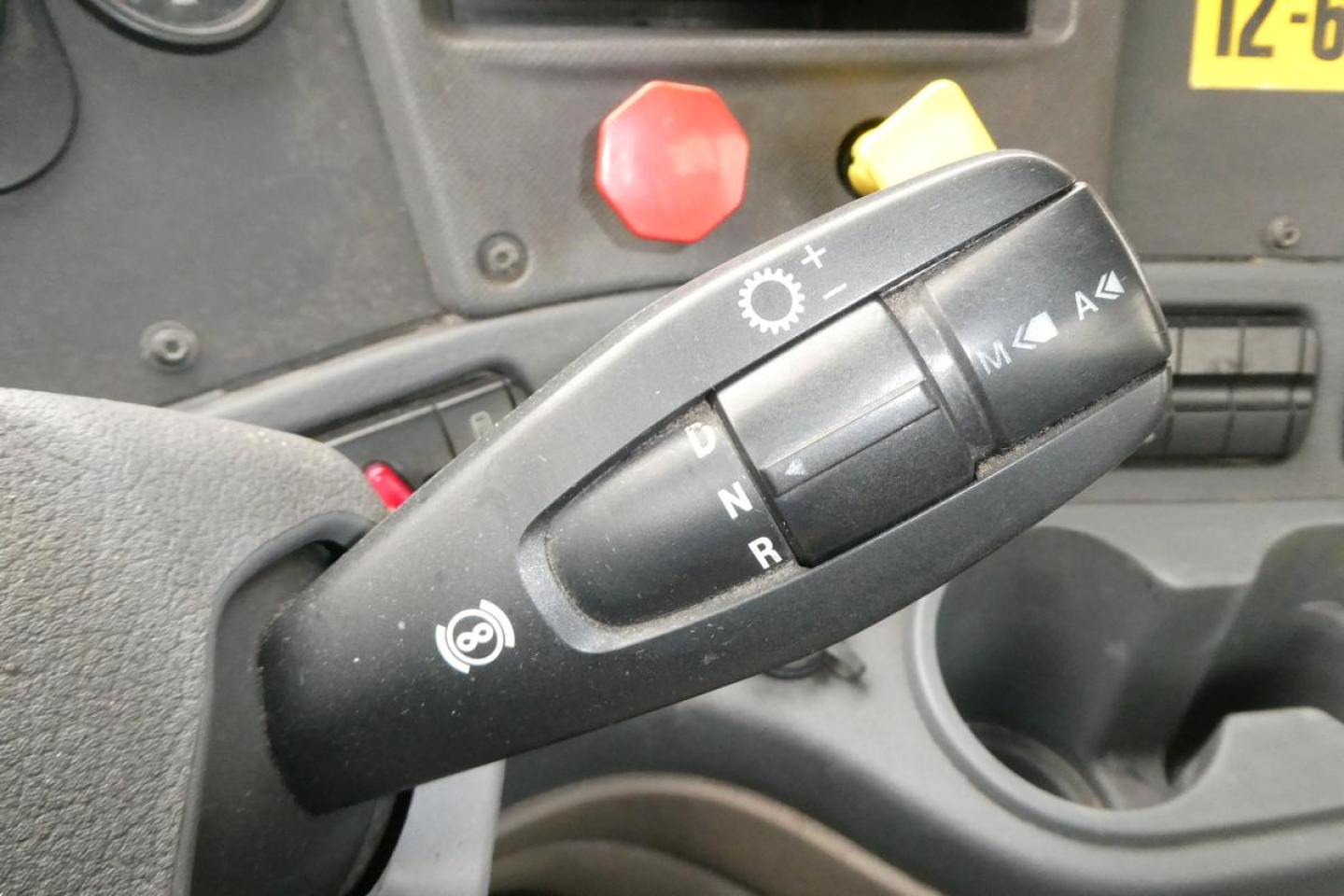 https://cdn.truckertotrucker.com/ad-photos/ec82ac0d-009a-42ca-9666-20fad7c12869/large/freightliner-cascadia-gear-selector-lever-cab-3481464.jpg?