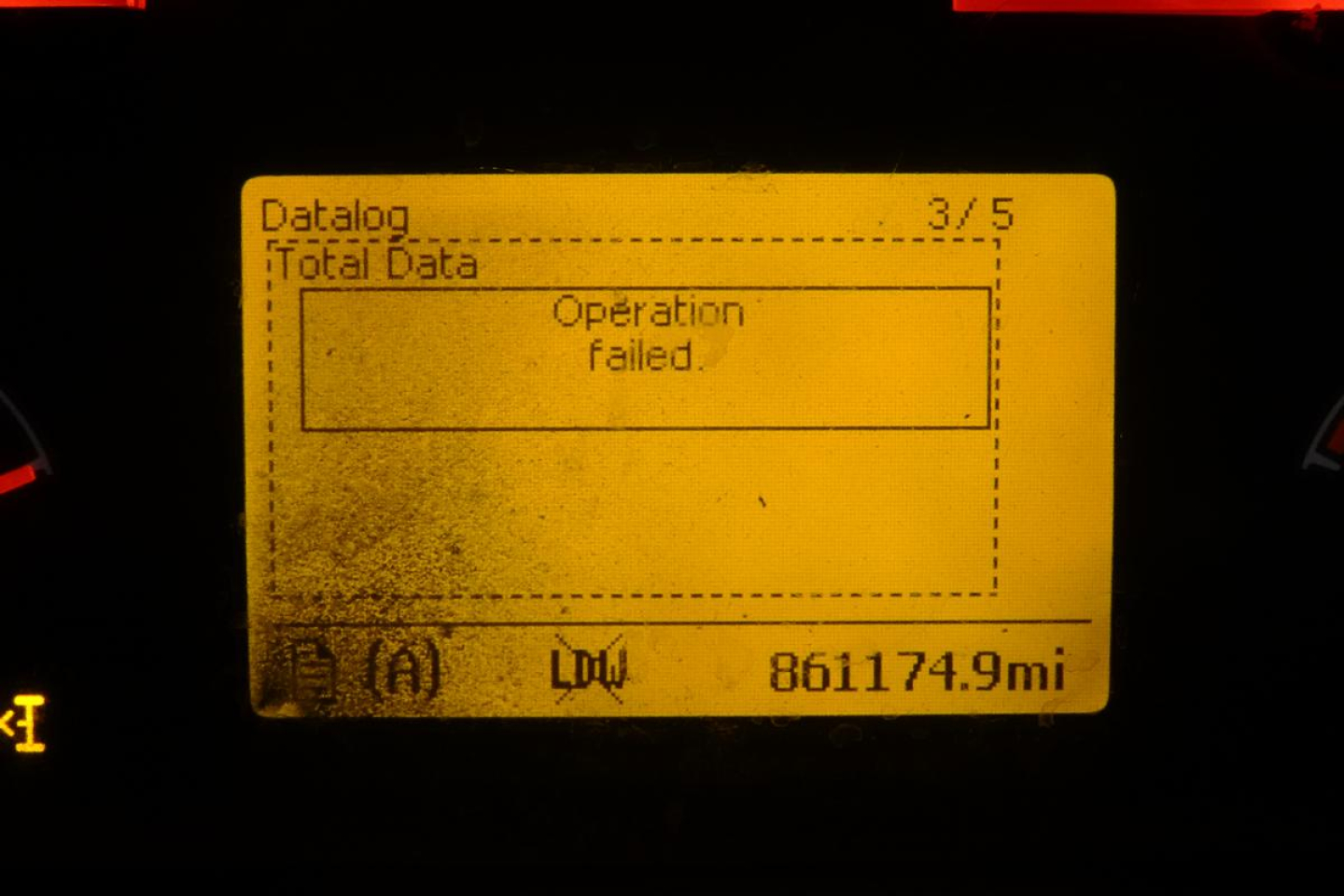 Dashboard display showing Datalog: Total Data Operation failed. Odometer 861174.9 mi with icons and text.