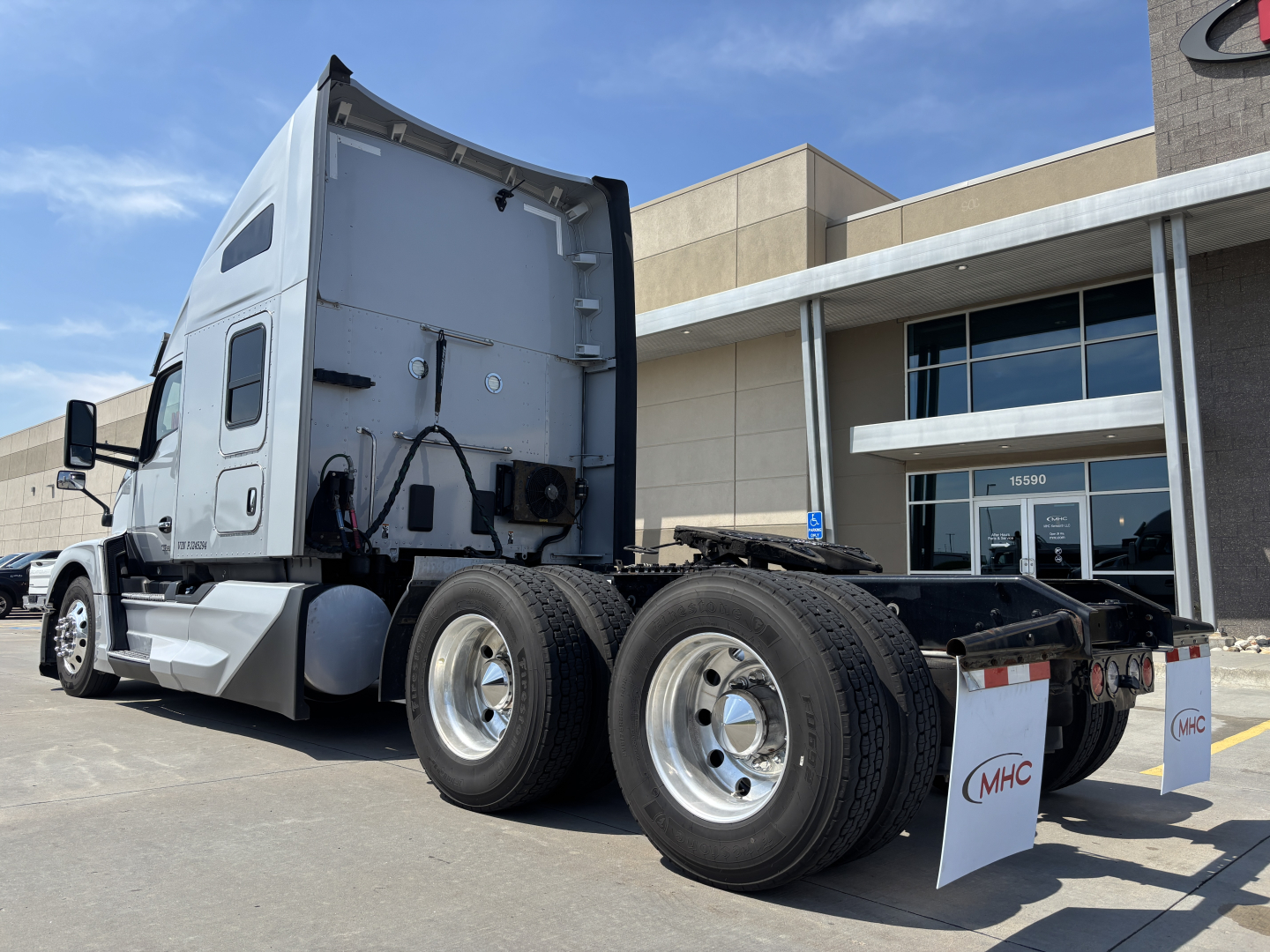 Kenworth T680 sleeper cab and rear view showing wheels and chassis with stock number 0630979 and VIN 1XKYD49X6PJ245294.