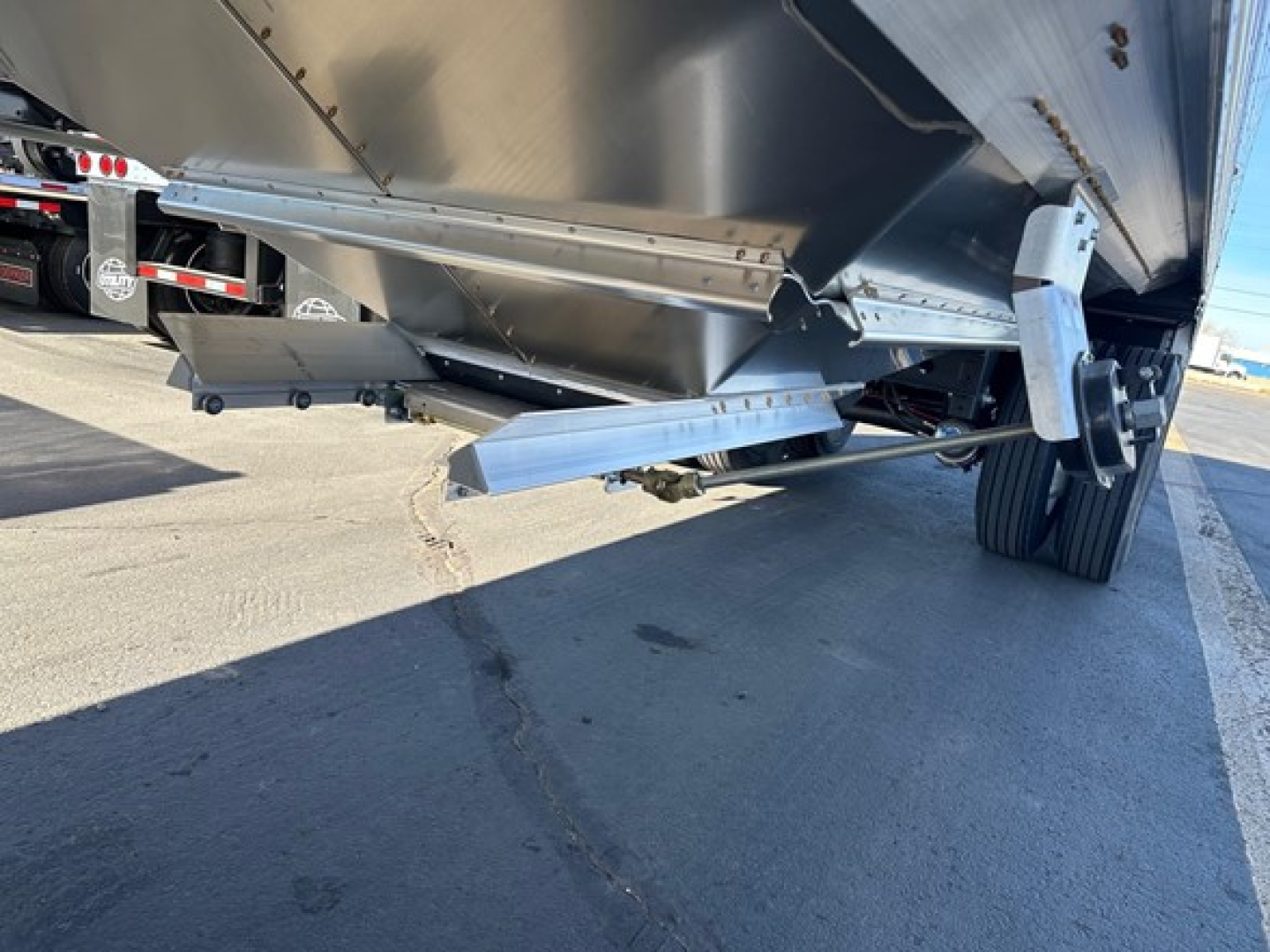 Trailer underside showing hydraulic landing gear and Support beams for a Timpte Super Hopper W trailer.