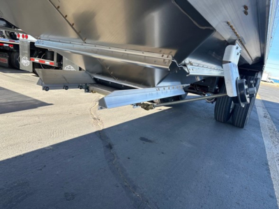 Trailer underside showing hydraulic landing gear and Support beams for a Timpte Super Hopper W trailer.