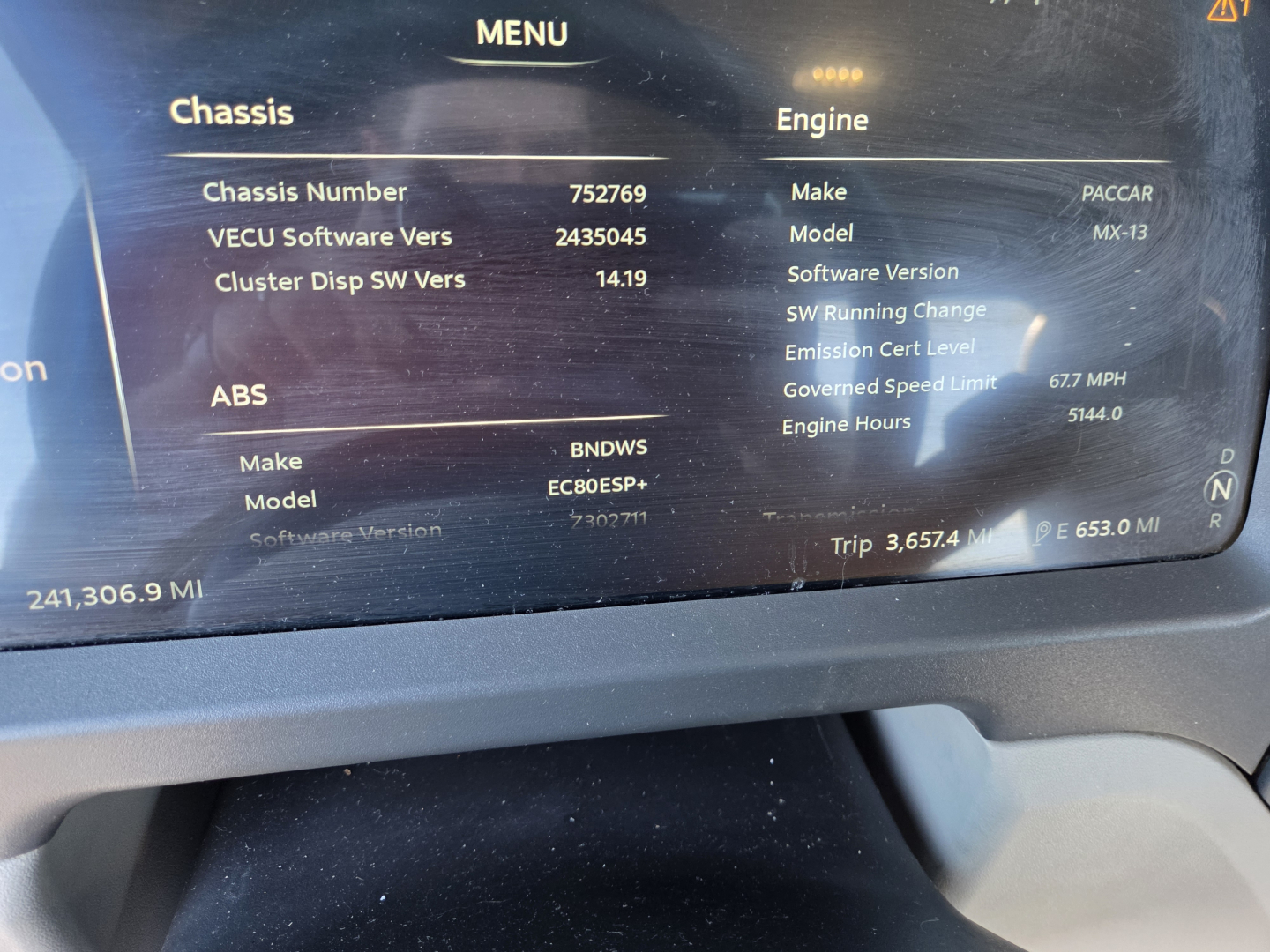 Peterbilt truck dashboard display showing chassis and engine sections with VIN and stock number; chassis number 752679, VECU software vers 2435045, cluster display SW vers 14.19, ABS, make BNWD S, model EC80ESP, soft wers, other numbers; en