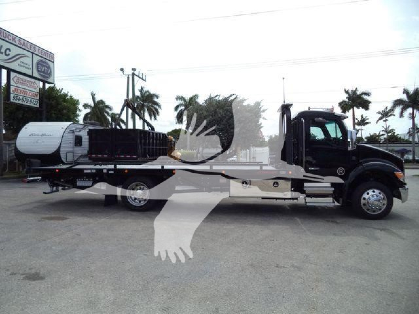 Kenworth T280 rollback truck on lot with flatbed and tow dolly, VIN 2NK3HM6XXSM140823, stock J40823, new unit.