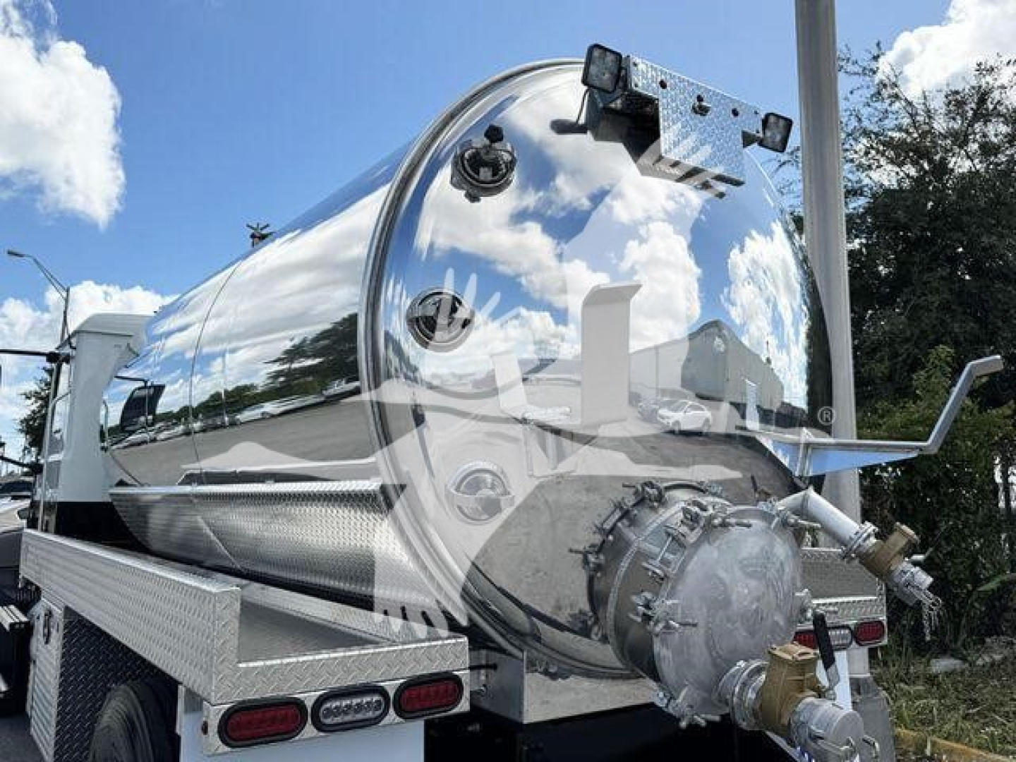 Tank-style stainless steel sewer-rodder truck water tanker showing polished cylindrical tank and rear pump connection