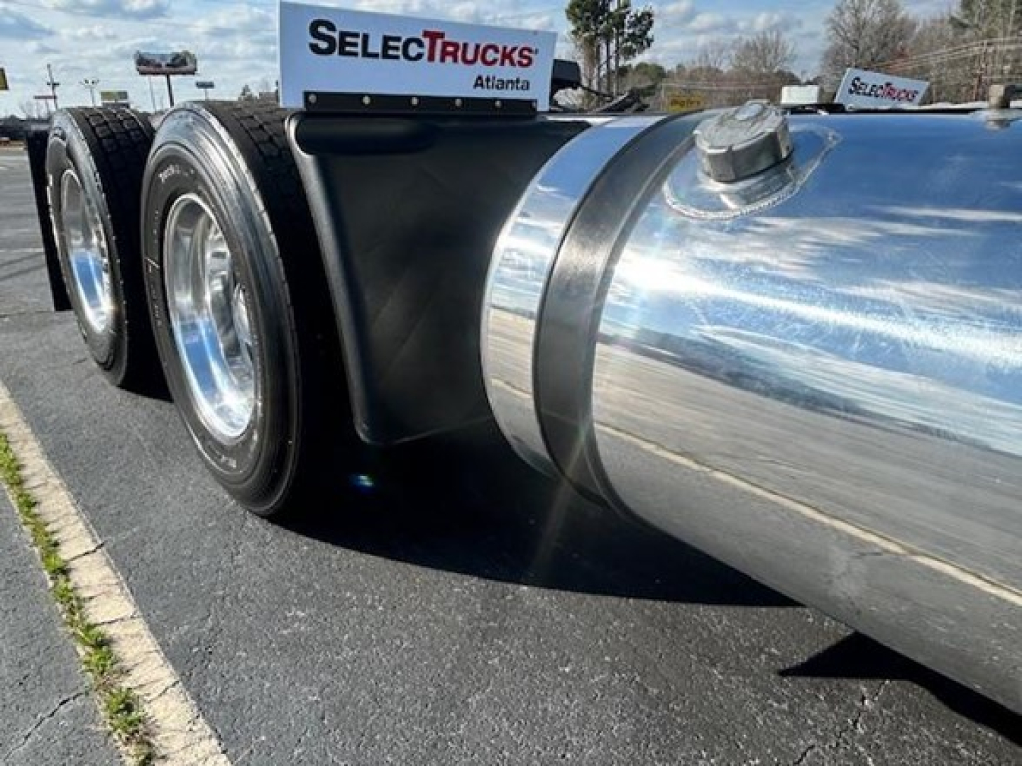 Freightliner Cascadia 113 Evolution fuel tank and rear wheel area showing chrome cylindrical tank with cap and dual rear axles.
