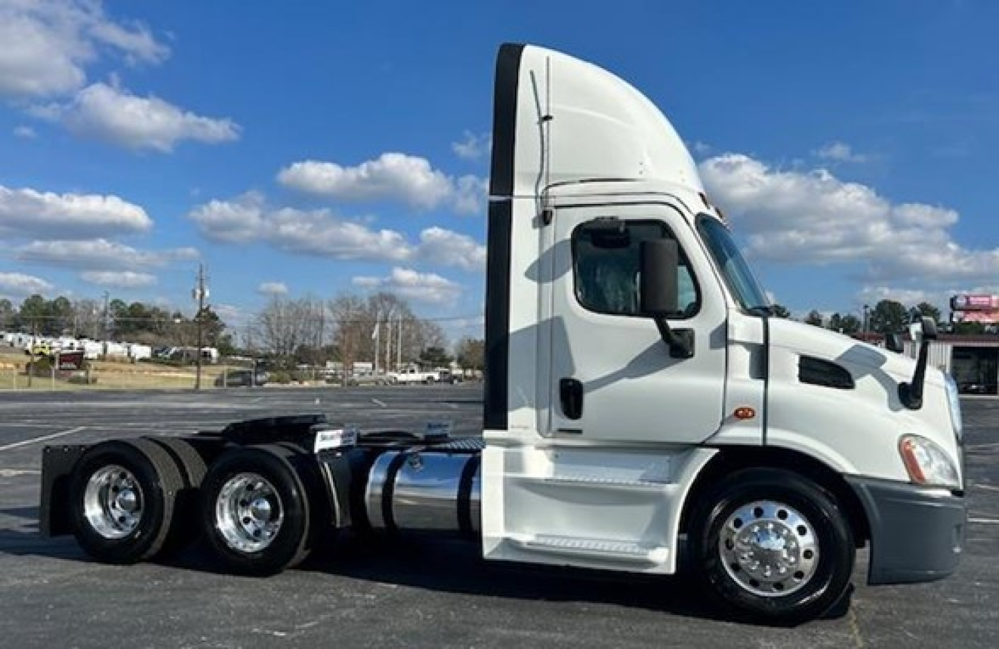 Truck cab with sleeper 2016 Freightliner Cascadia 113 Evolution side view showing 6x4 tractor, white exterior, chrome wheels, and aerodynamic mirrors.