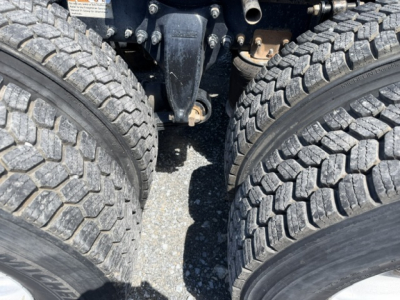 Freightliner Cascadia CA125DC truck image focusing on twin rear wheels and suspension components.