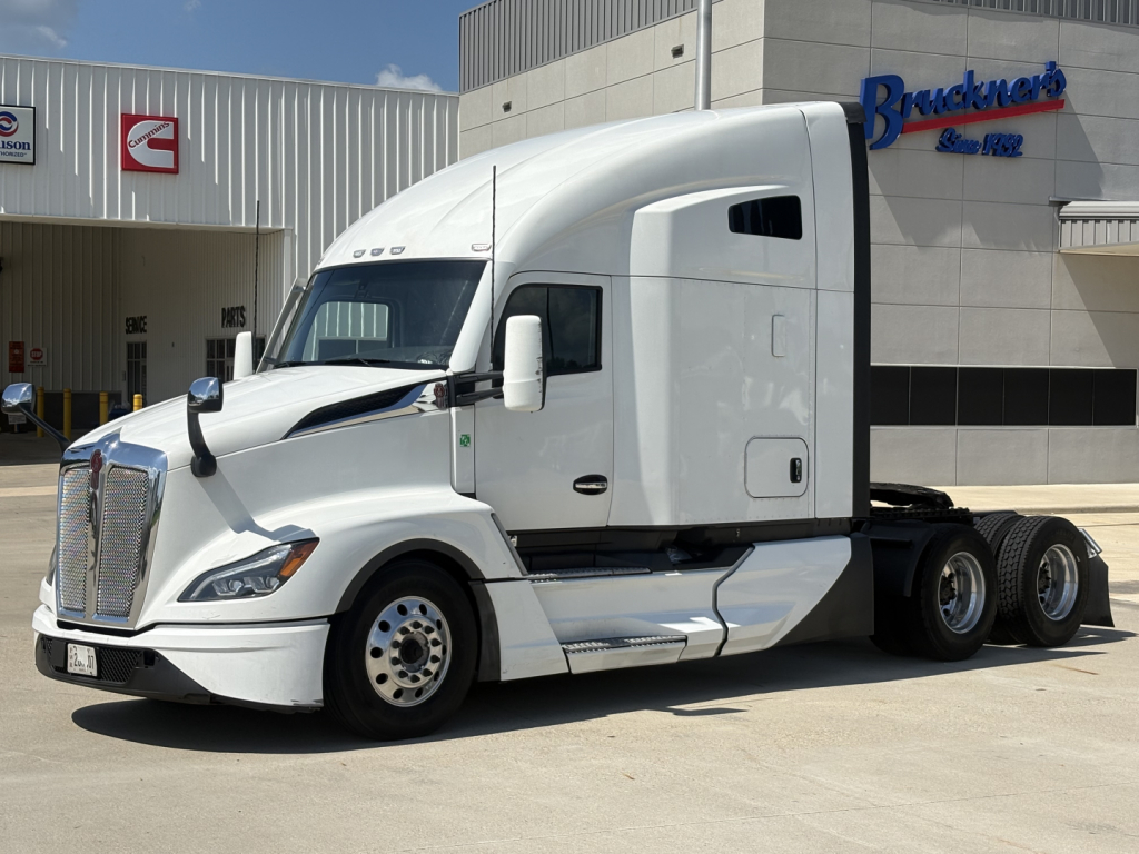 Kenworth T680 tractor with sleeper cab, front grille, and 3-axle rear; side view showing fuel tanks and steps.