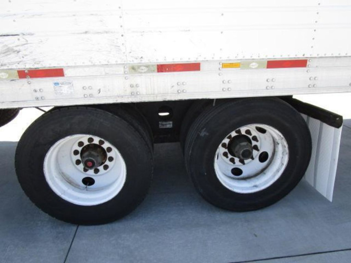 Trailer rear dual tires visible under a refrigerated utility trailer with stock number U90892 and VIN 1UYVS2531DU523204.