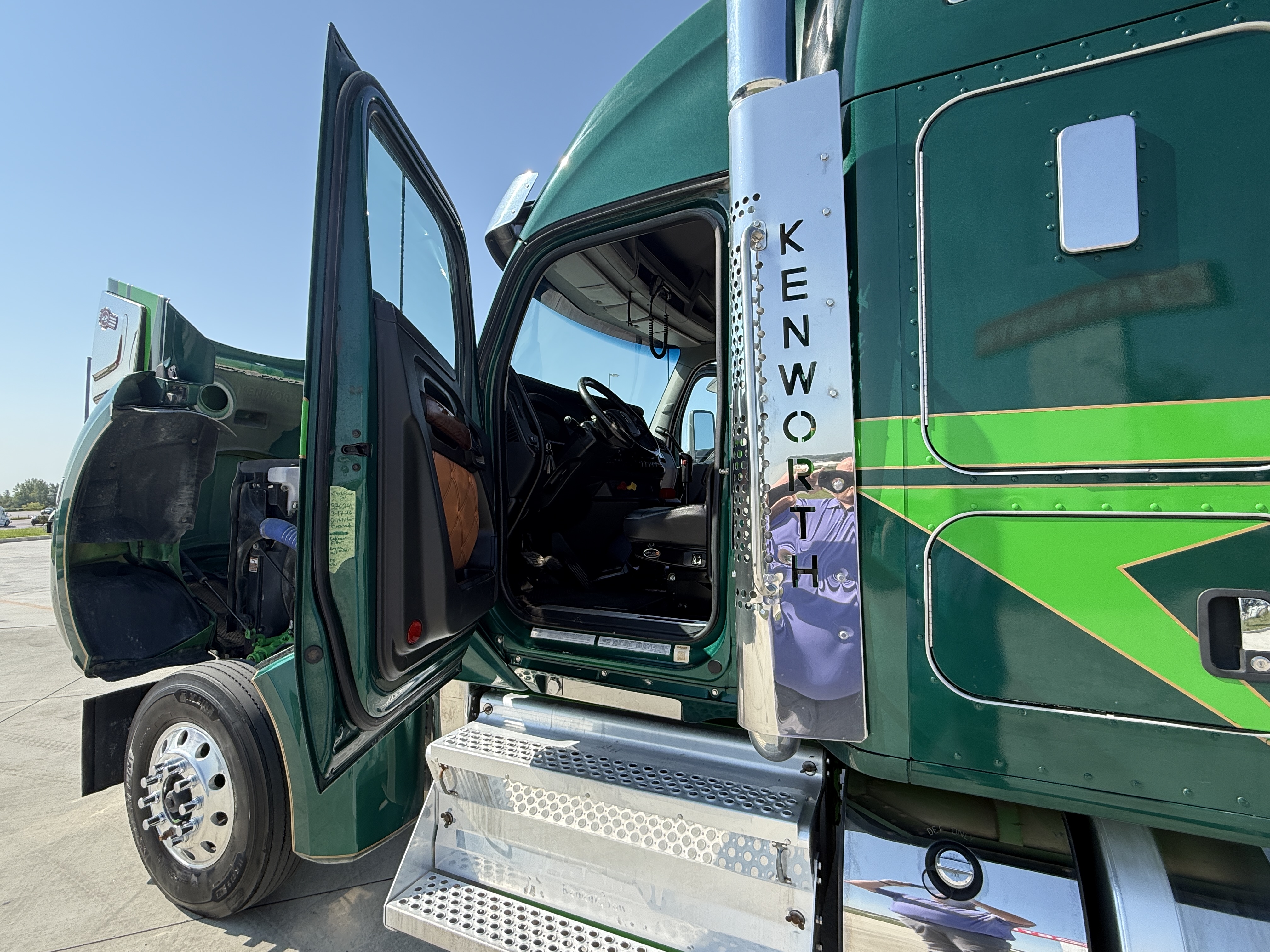 2023 Kenworth W990