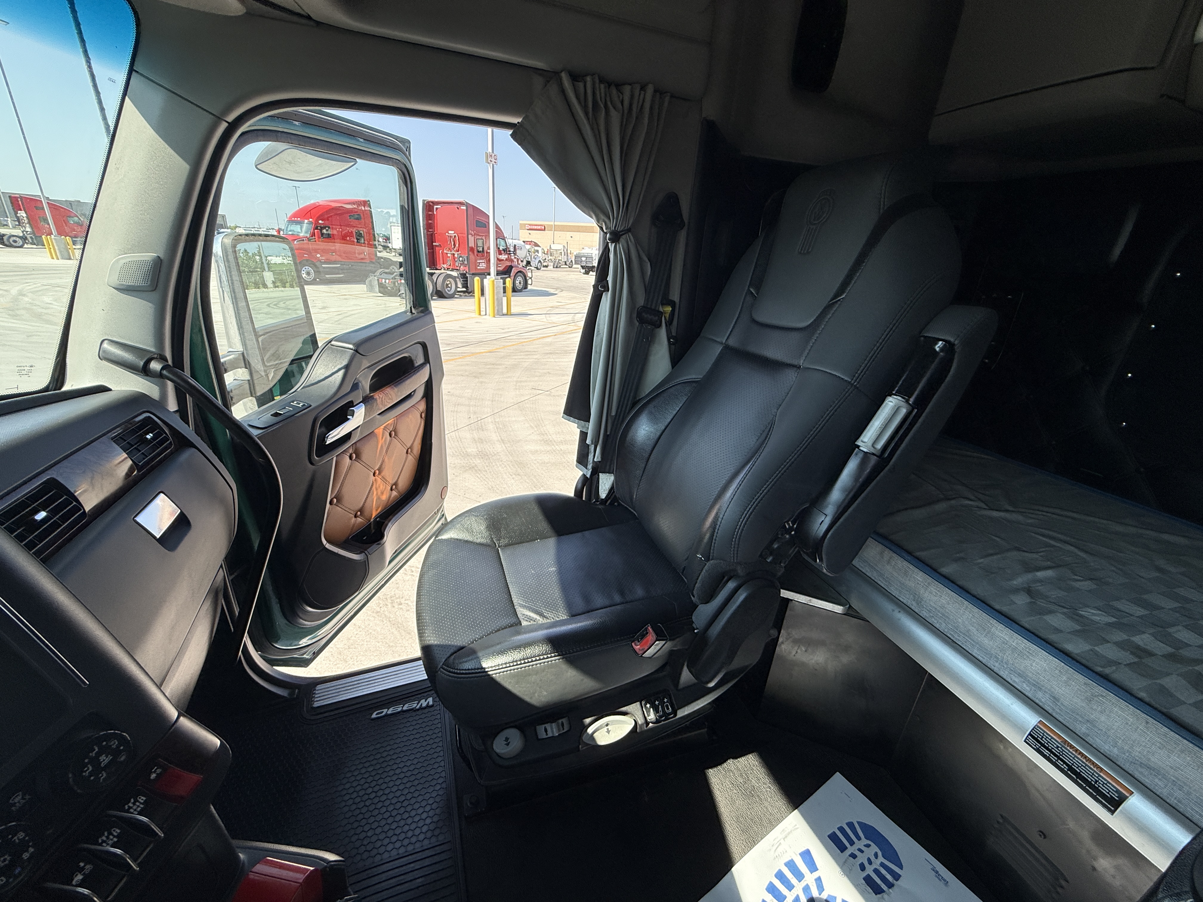 2023 Kenworth W990