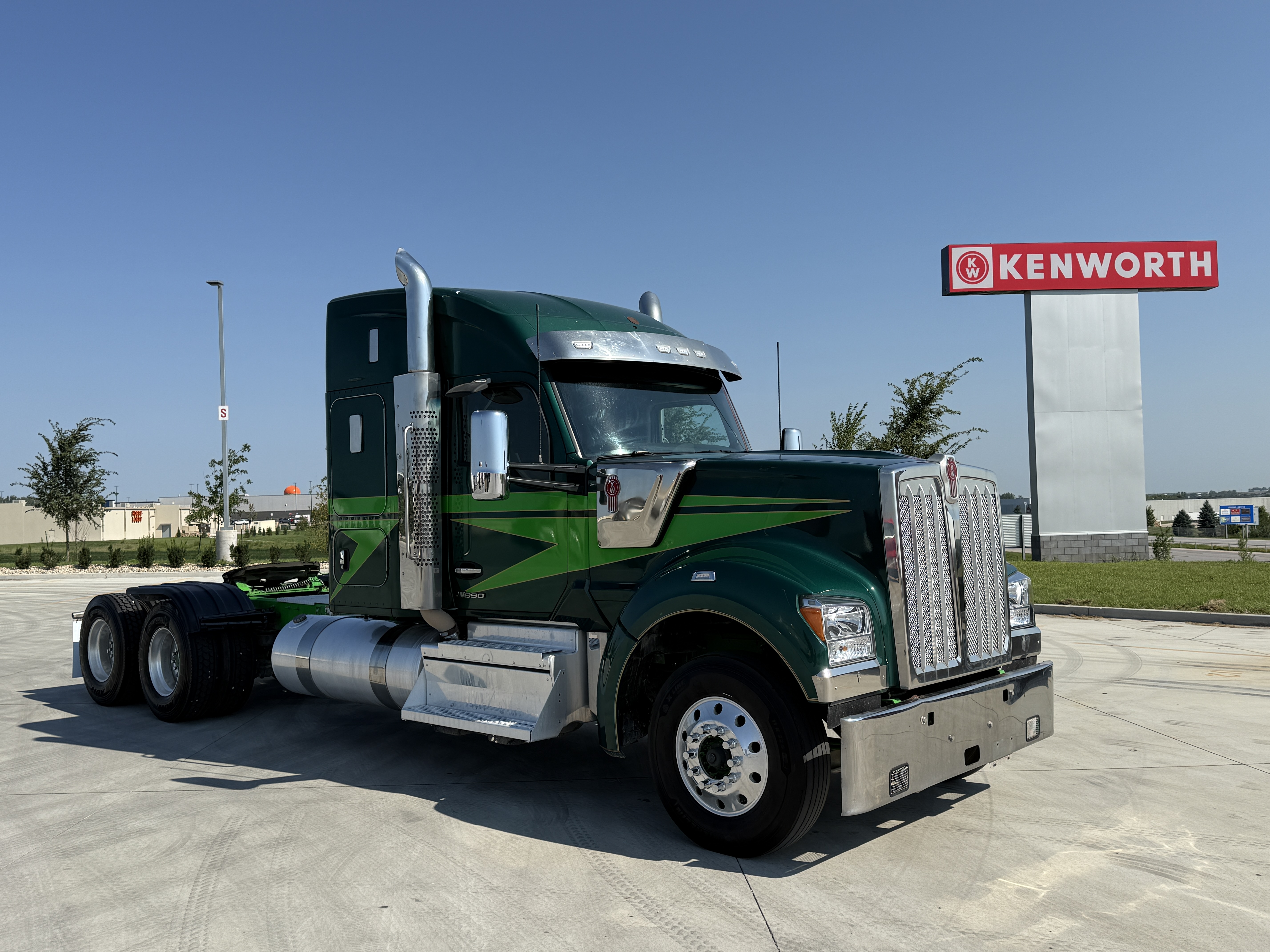 2023 Kenworth W990