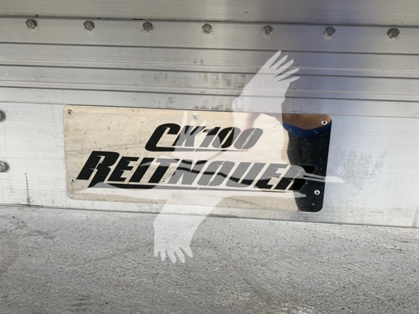 Plate mounted on trailer wall showing CK-100 REITNOULER branding with metallic plate text: CK100 REITNOU…