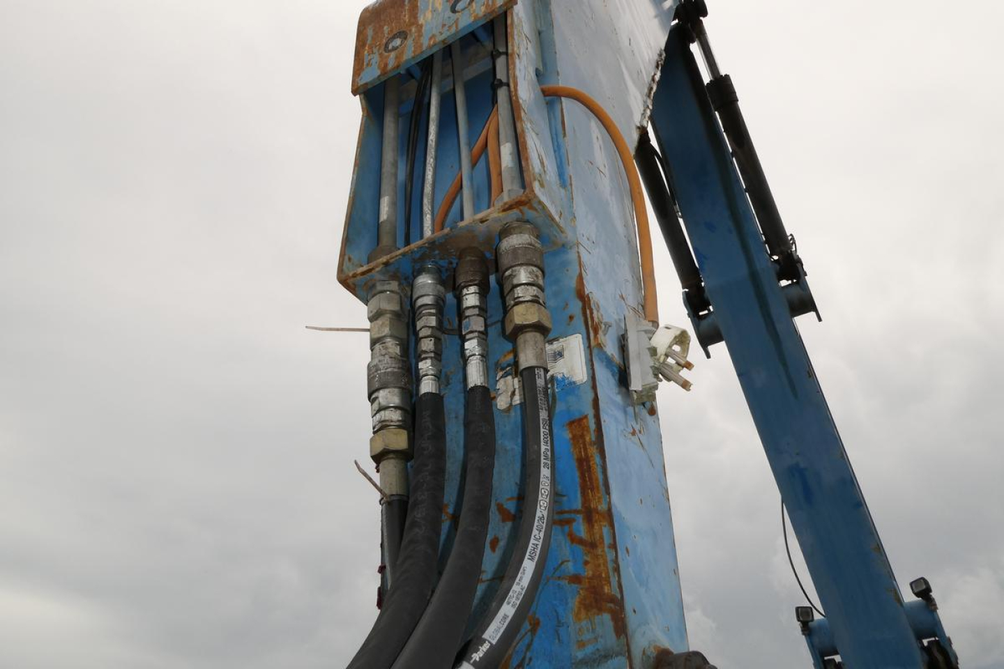 Terex MHL340D boom hose manifold with multiple hydraulic hoses and fittings
