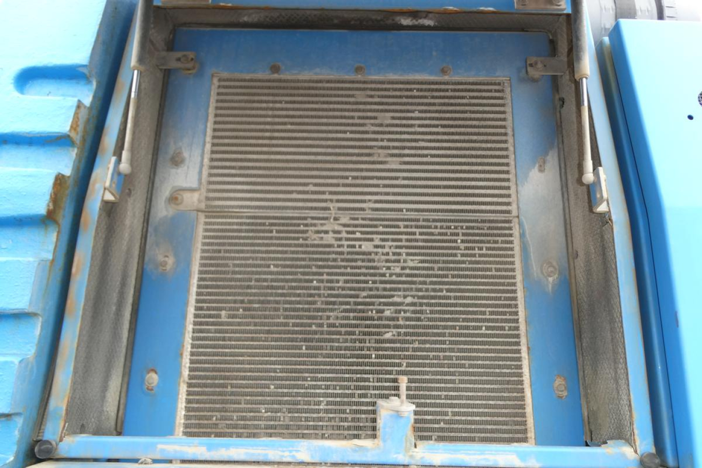 MHL340D vehicle radiator/grille area with blue body panels visible.
